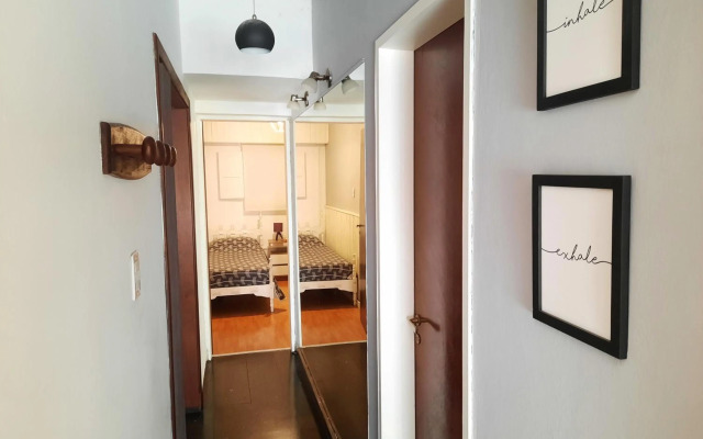 Casa c/amplio jardín, garage y parrilla.