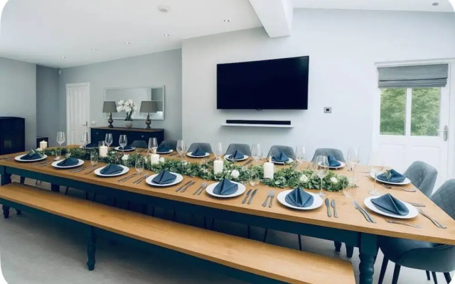 Lodge - Sleeps 18, pet Friendly & Free Parking