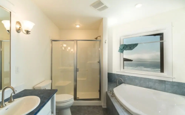 The Lighthouse 3 Br home by RedAwning