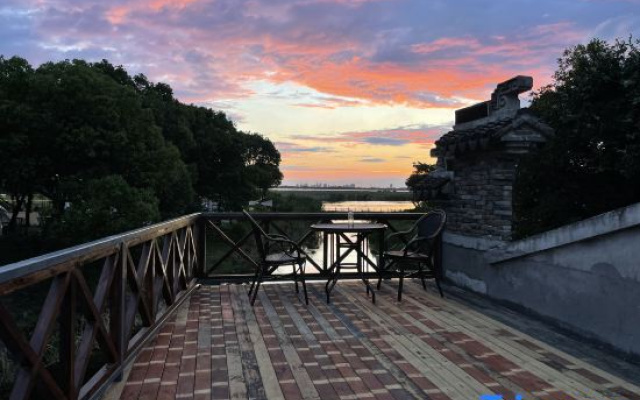 Suzhou Yangcheng Lake and the accompanying courtyard homestay
