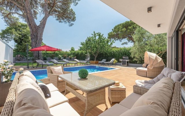 Amazing Home in Cervar With Wifi, 4 Bedrooms and Outdoor Swimming Pool