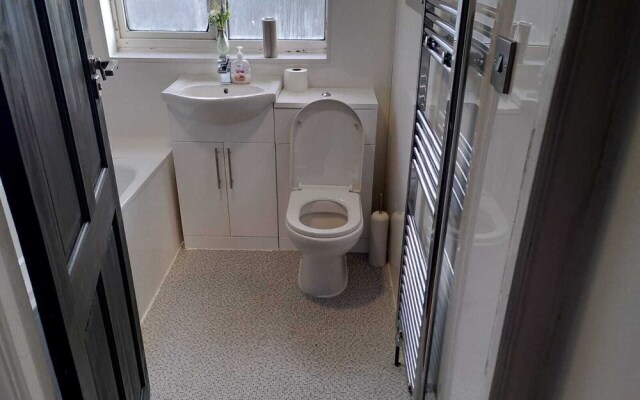 Remarkable 3-bed House in Hounslow