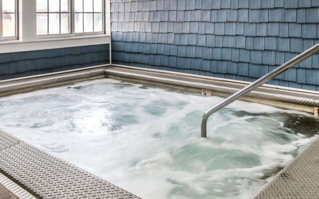 Clarion Hotel Mackinaw City Beachfront