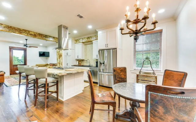 Chic Louisiana Retreat - Balcony & River Views!