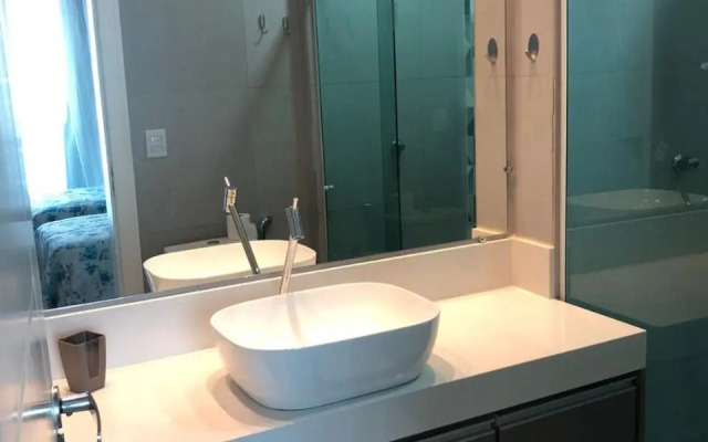 Apto 2 quartos com AR Cond, prédio frente p/ praia