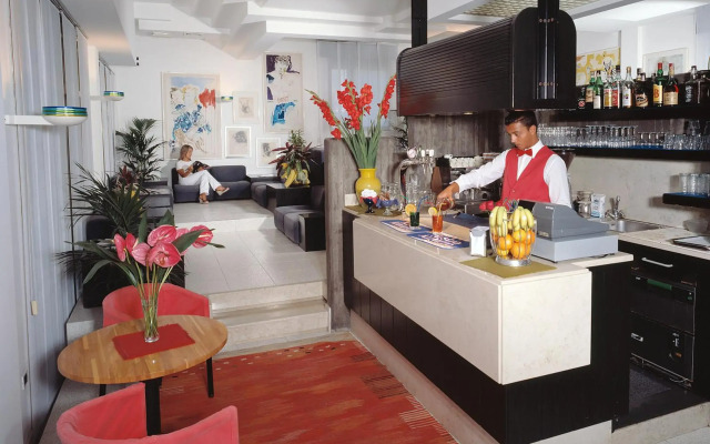 Wally Hotel