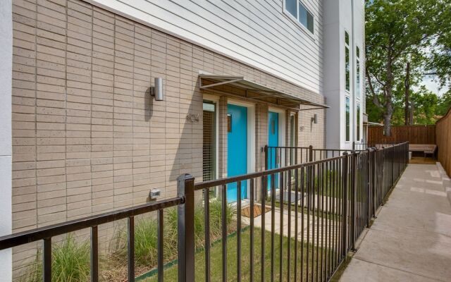 Modern Dallas TownHome 2 BR fully furnis