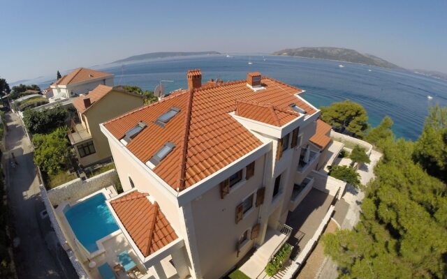 Majestic Villa in Okrug Donji With Swimming Pool