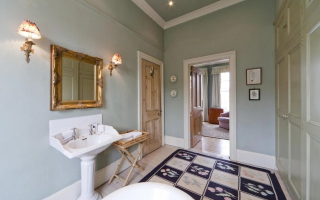 Gloucester Crescent II by Onefinestay