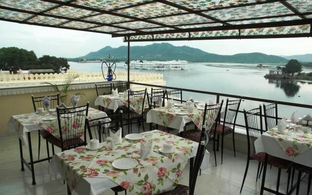 Hotel Raj Niwas