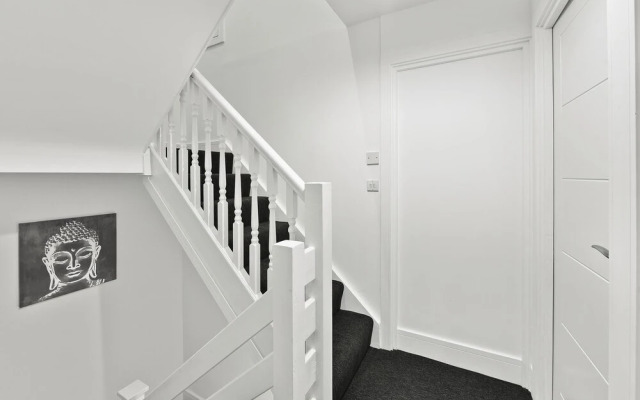 Rochfords Serviced House with 5 Bedrooms