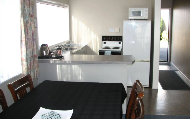 Cobblestone Court Motel – Wenzel Motels