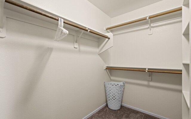 Cozy Hidden Gem - 3BR - 1Den w Backyard