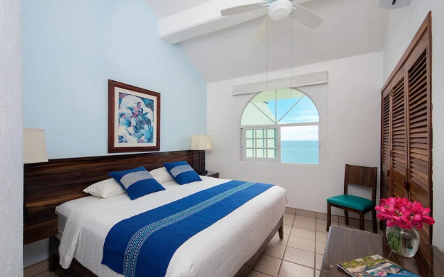 WIVC Casa de la Playa Condo - Literally on the Beach with Swimming Pool & Jacuzzi