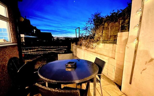 Contemporary Home in Friendly Easton, Free Parking