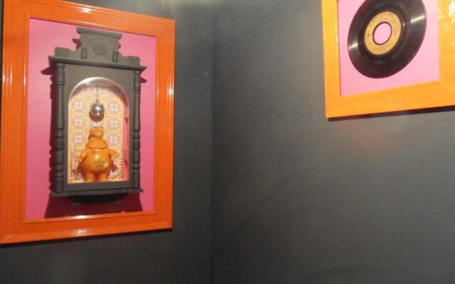 Alice et Marie au Pays du Louvre