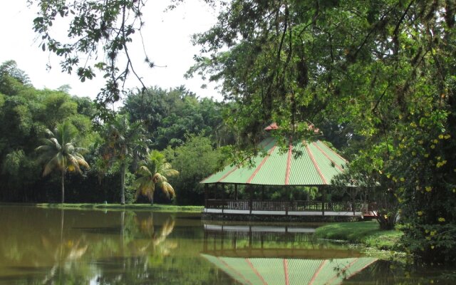 Lake House Resort