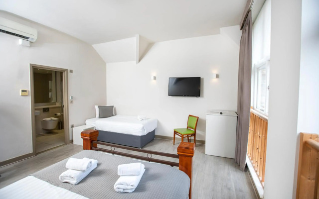 Arch hotel