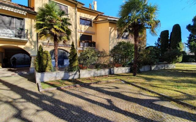 Snug apartment in Lesa with balcony