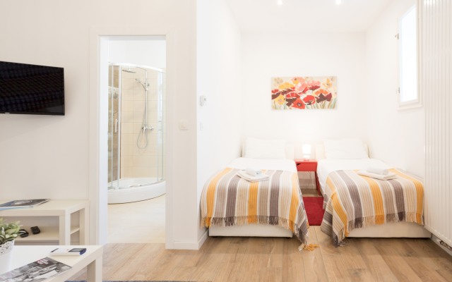 Cute Studio With Beautiful Balcony in the Center!