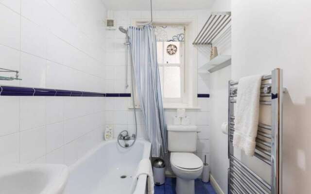 Charming 2 bed Apartment in Queen's Park W/garden