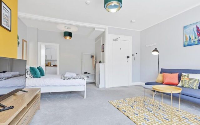 Grand Studio View - Large City Centre Studio Apartment