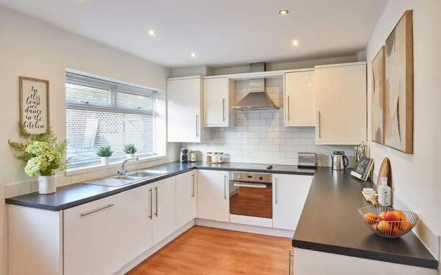 Host Stay Newsam Crescent