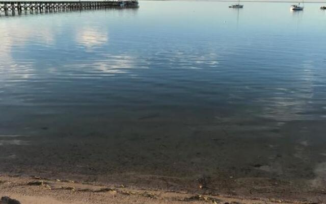 Beachside & Jetty View Apartment 6 - Captain's Apartment