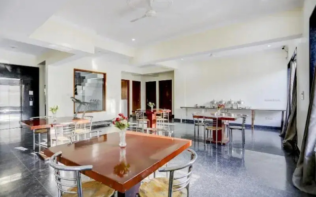 OYO Townhouse 412 Aditya International