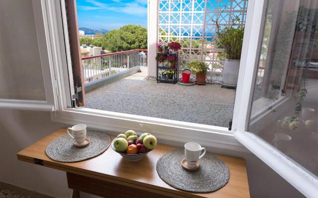 Lovely 1-bdrm condo, balconies 5 min walk to beach