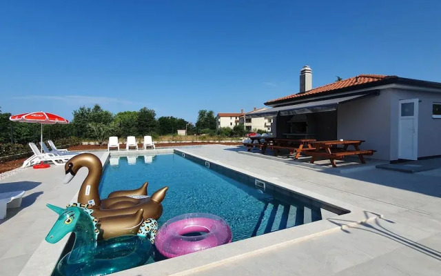 Family Apartment House Lucija With Pool
