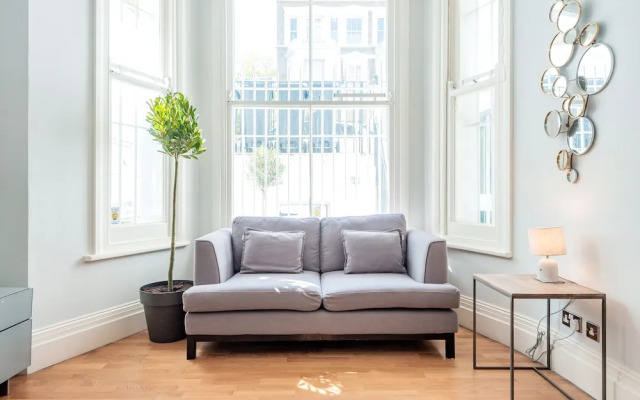 Stunning Home Near Earl's Court by Underthedoormat