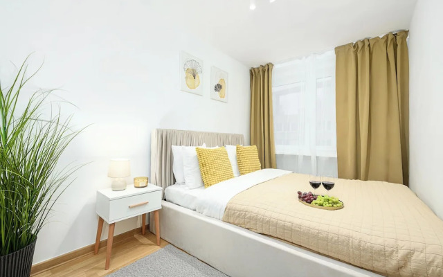 Lumina opposite the Palace of Culture