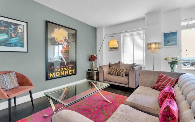 Deco Seafront - Seafront Apartment - Sleeps up to 6