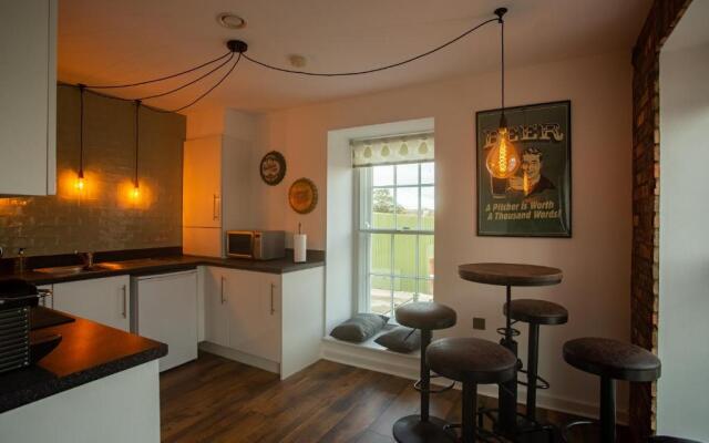 Chester railway station luxury apartment - sleeps 4 & FREE parking!