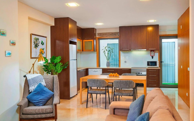 Beautiful Town Centre Apartment with Shared Pool