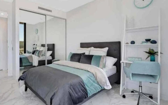 Stylish Penthouse with Views & Jacuzzi