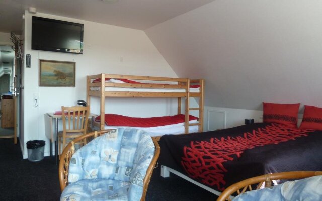 Give Bed & Breakfast