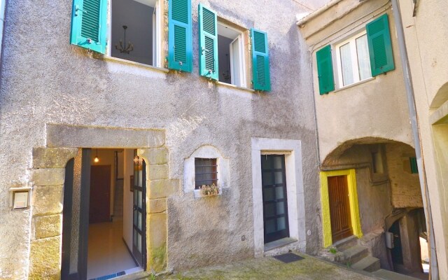 20 km from the 5 Terre, in a small town, 3-room apartment, terrace with view