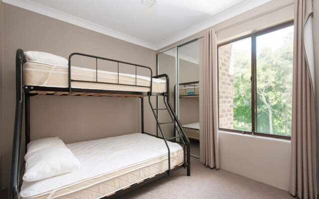 Nicholli, Bay Parklands, Unit 34/2 Gowrie Avenue