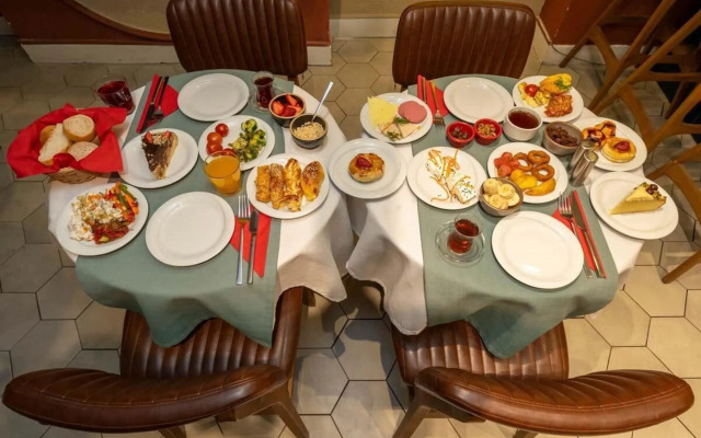 Raymond Blue Hotel