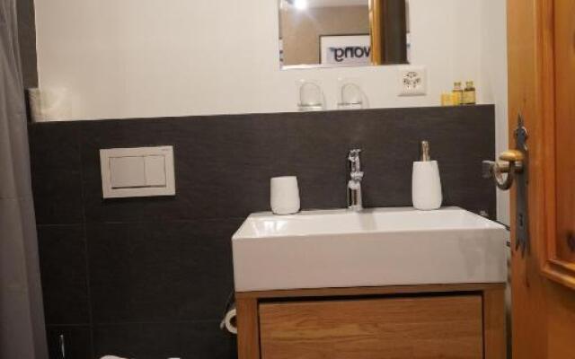 Wunderstay Alpine 303 New Studio with Lake & Mountain View