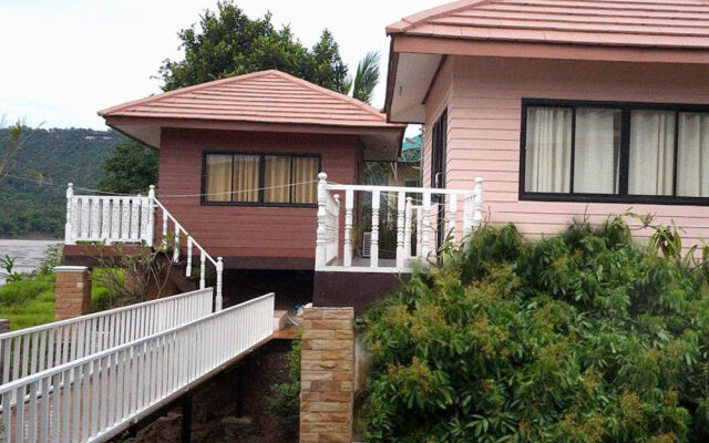 Kayom House - White Meranti House & Resort