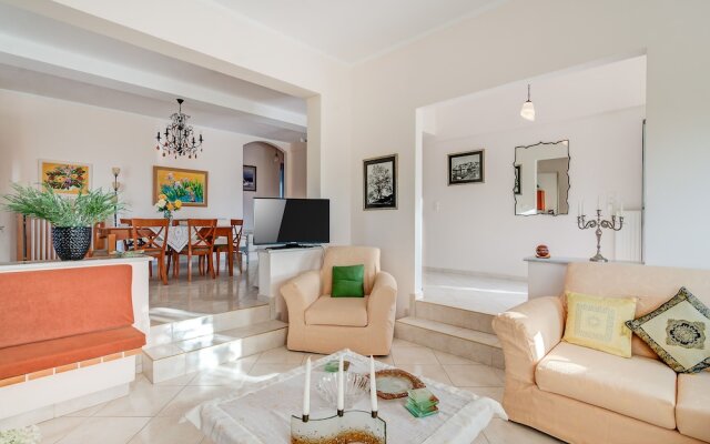 Light Filled Spacious Private Villa with Pool