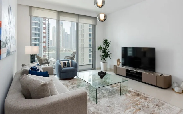 Contemporary 1BR w Dubai Marina Glimpse