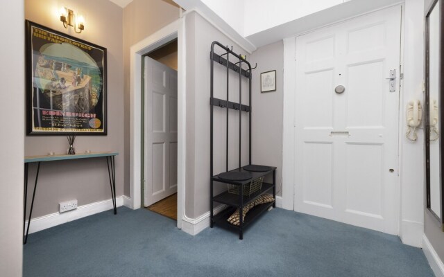 JOIVY Eclectic & Design Led 3Br Apt Near Edinburgh Castle