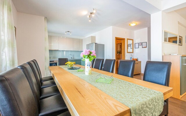 Amazing Home in Makarska With Wifi and 6 Bedrooms