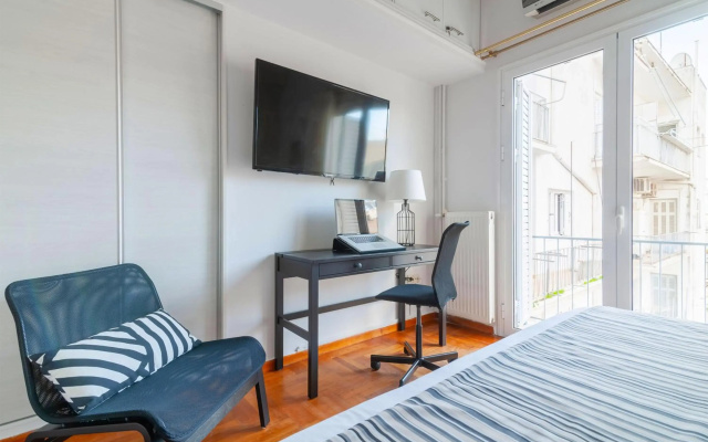 Central Apartment Elpis next to the metro