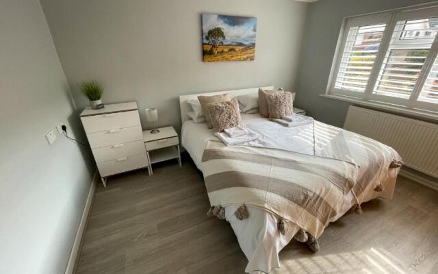 Large family Bungalow, parking & Bike Store BPW