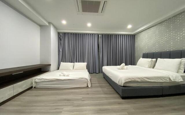 Sunrise Gurney Beautiful Sea or City view Duplex 2BR